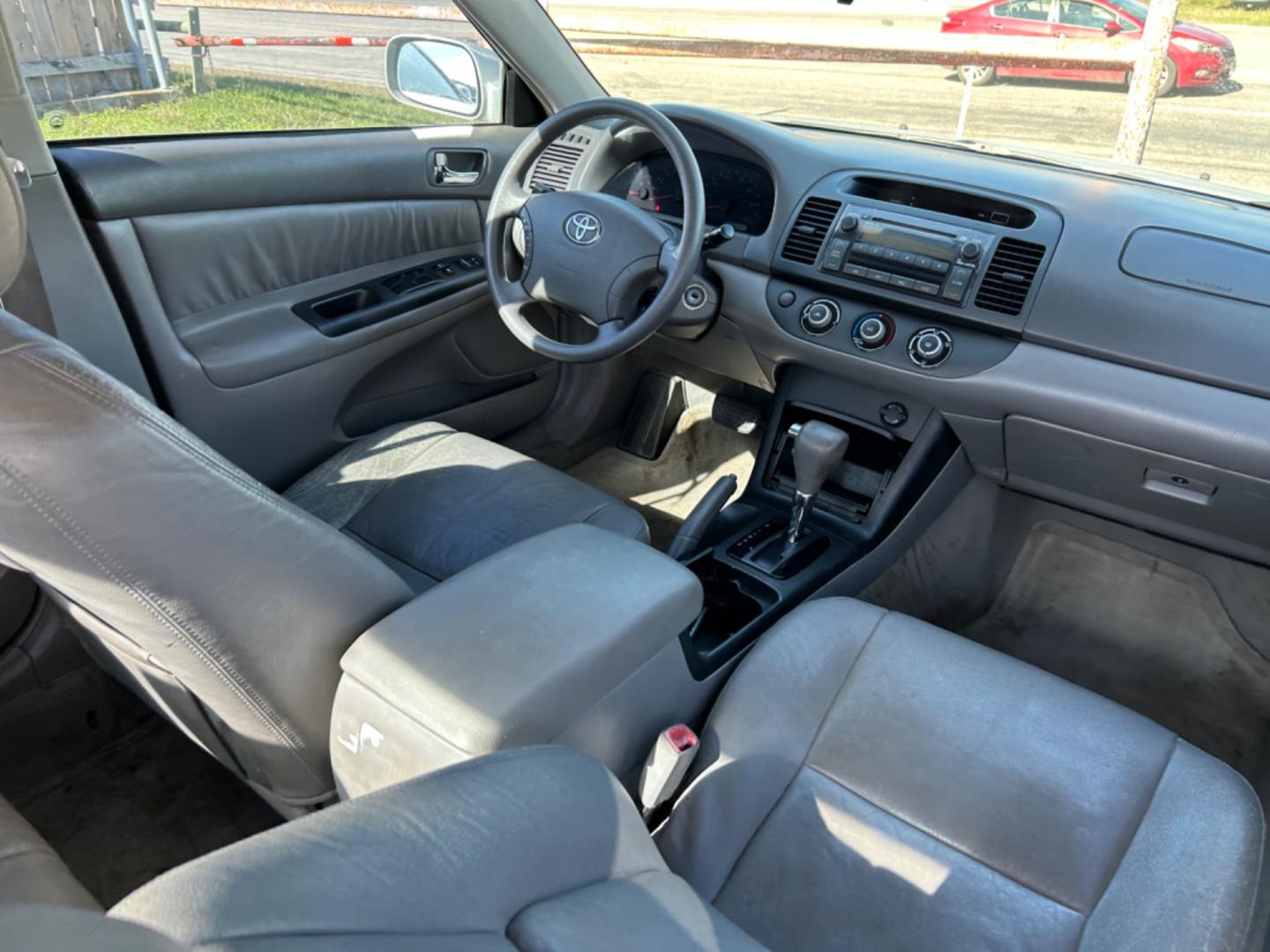 2005 Silver Toyota Camry LE (4T1BE32K35U) with an 2.4L L4 DOHC 16V engine, located at 1687 Business 35 S, New Braunfels, TX, 78130, (830) 625-7159, 29.655487, -98.051491 - Photo#8